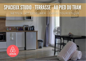SPACIEUX STUDIO - TERRASSE - AU PIED DU TRAM